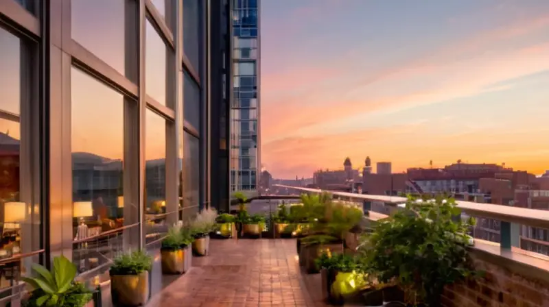 Cielo urbano al atardecer lleno de vida